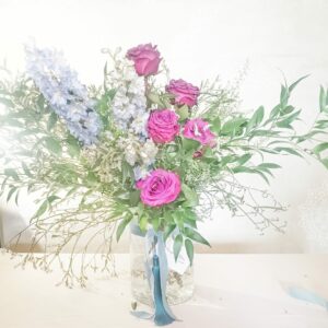 RAMO ROSAS Y DELPHINIUM